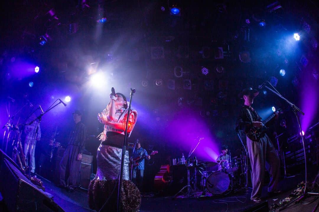 EGO-WRAPPIN'さんのインスタグラム写真 - (EGO-WRAPPIN'Instagram)「SHIBUYA CLUB QUATTRO  35TH ANNIV.　"NEW VIEW" EGO-WRAPPIN’ live tour "Ooh Poo Pah Doo"　 初日の渋谷クラブクアトロ公演にお越しいただいたみなさんありがとうございました。  渋谷クラブクアトロでは久しぶりのライブでしたが、DJ Salさんと一緒に、35周年企画の千秋楽を無事に務めさせていただきました。  改めて、渋谷クラブクアトロ35周年おめでとうございます！ いつも温かく迎えてくださるスタッフのみなさん、ありがとうございます。今後とも、末永くよろしくお願いいたします。  11/12(日)は、高崎芸術劇場スタジオシアターにて、DJ／須永辰緒さんとの公演になります。  photo by 仁礼博 @hiroshinirei   #egowrappin #エゴラッピン  #OohPooPahDoo  #DJ Sal さん @cdb_ska #須永辰緒 さん @sunaga_t  #伊藤大地 さん @trimtrab88  #真船勝博 さん @mafu_mafune   #tucker さん @tuckerelecton   #icchie さん @iccccchie   #武嶋聡 さん @takesax」11月10日 2時05分 - egowrappin_official