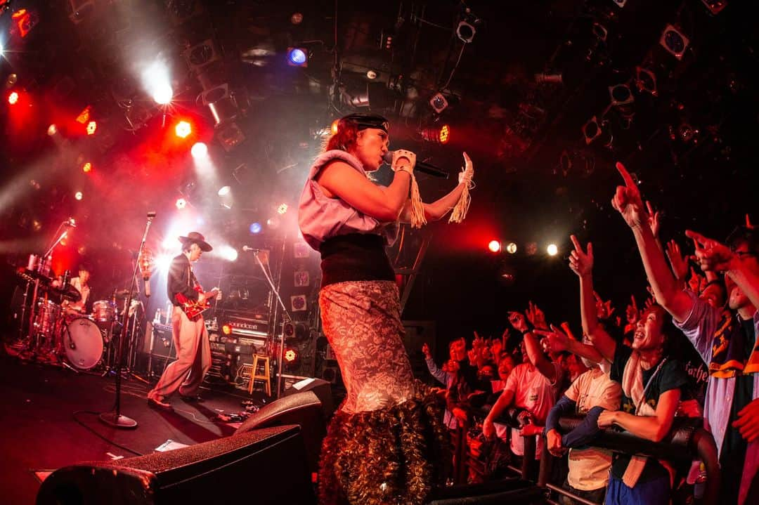 EGO-WRAPPIN'さんのインスタグラム写真 - (EGO-WRAPPIN'Instagram)「SHIBUYA CLUB QUATTRO  35TH ANNIV.　"NEW VIEW" EGO-WRAPPIN’ live tour "Ooh Poo Pah Doo"　 初日の渋谷クラブクアトロ公演にお越しいただいたみなさんありがとうございました。  渋谷クラブクアトロでは久しぶりのライブでしたが、DJ Salさんと一緒に、35周年企画の千秋楽を無事に務めさせていただきました。  改めて、渋谷クラブクアトロ35周年おめでとうございます！ いつも温かく迎えてくださるスタッフのみなさん、ありがとうございます。今後とも、末永くよろしくお願いいたします。  11/12(日)は、高崎芸術劇場スタジオシアターにて、DJ／須永辰緒さんとの公演になります。  photo by 仁礼博 @hiroshinirei   #egowrappin #エゴラッピン  #OohPooPahDoo  #DJ Sal さん @cdb_ska #須永辰緒 さん @sunaga_t  #伊藤大地 さん @trimtrab88  #真船勝博 さん @mafu_mafune   #tucker さん @tuckerelecton   #icchie さん @iccccchie   #武嶋聡 さん @takesax」11月10日 2時05分 - egowrappin_official