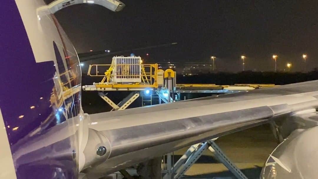 のインスタグラム：「Giant pandas Mei Xiang, Tian Tian and Xiao Qi Ji being safely unloaded in their specialized travel crates from the @FedEx Panda Express after landing in Chengdu. Thanks to our vet who got this special look. The FedEx Panda Express flight originated at Washington Dulles International Airport and touched down at Chengdu Shuangliu International Airport at 11:23 p.m. China Standard Time and arrived at the gate at 11:30 p.m. #PandaStory @Smithsonian」