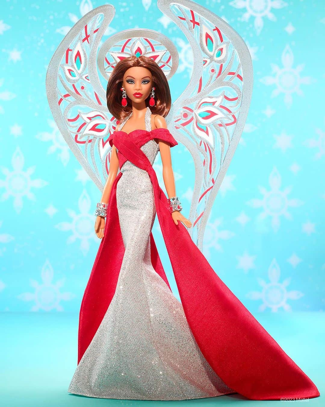 バービーのインスタグラム：「A befitting muse for a fashion legend 🌟 The Bob Mackie x Barbie Holiday Angel series returns with a beguiling celestial beauty, styled for the season by the acclaimed costume and fashion designer.」