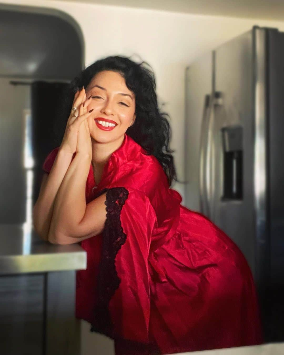 ジェシカ・ヴィルさんのインスタグラム写真 - (ジェシカ・ヴィルInstagram)「It’s a robe all day kinda day 🌹 #pinup #vintage」11月10日 2時12分 - jbunzie