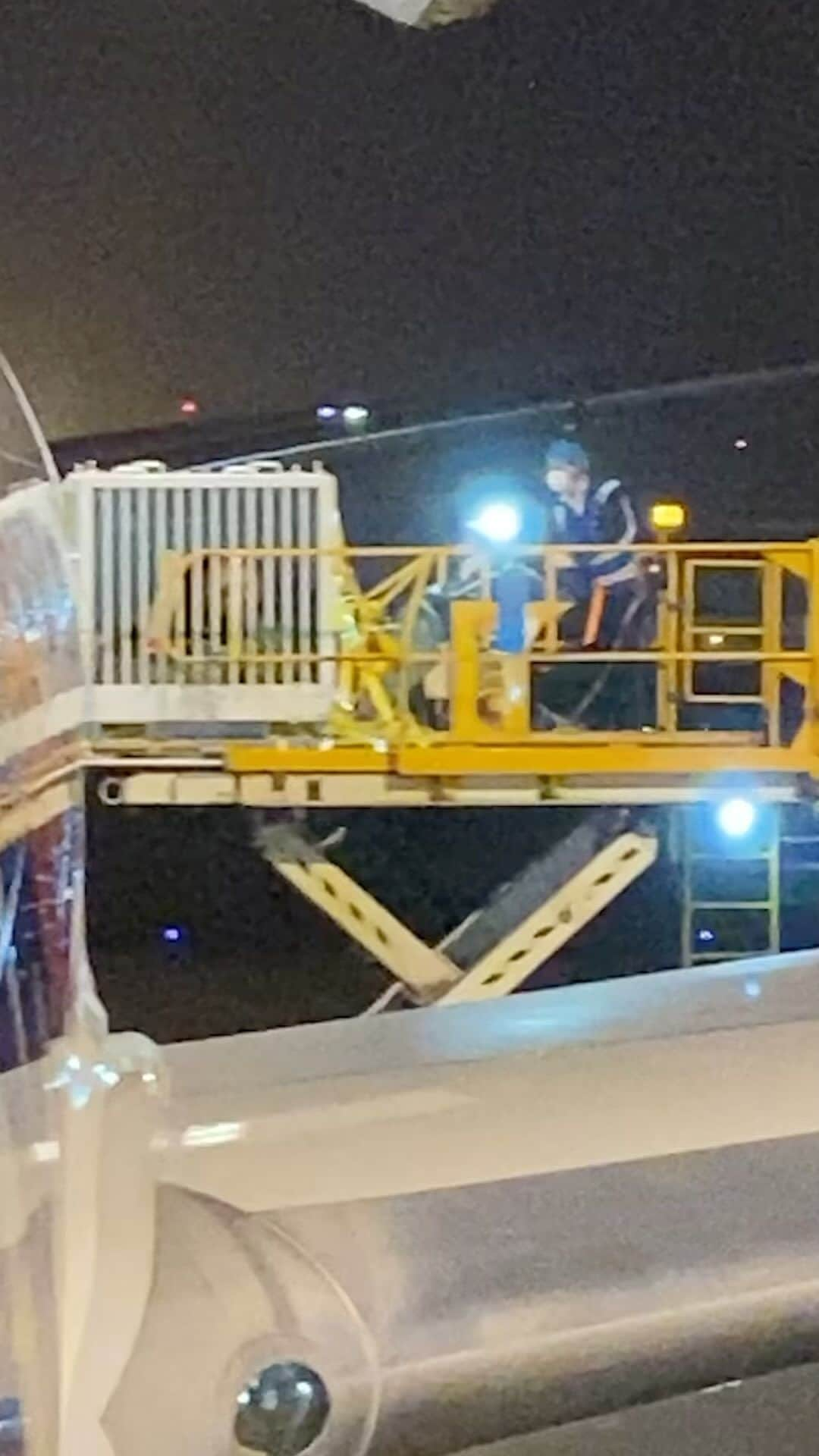 スミソニアン国立動物園のインスタグラム：「Giant pandas Mei Xiang, Tian Tian and Xiao Qi Ji were safely unloaded in their specialized travel crates from the @FedEx Panda Express after landing in Chengdu. Thanks to our vet who got this special look. The FedEx Panda Express flight originated at Washington Dulles International Airport touched down at Chengdu Shuangliu International Airport at 11:23 p.m. China Standard Time and arrived at the gate at 11:30 p.m. #PandaStory @smithsonian」