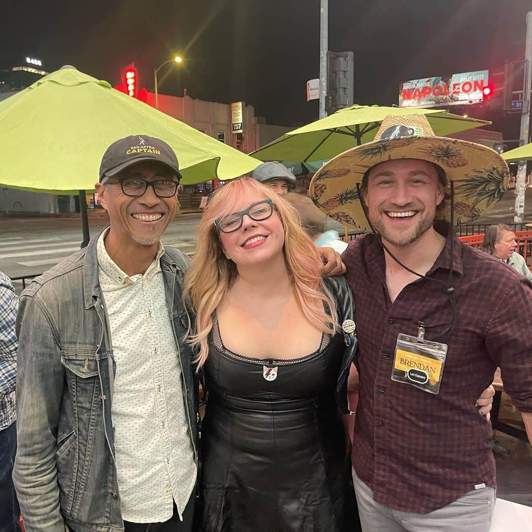 カーステン・ヴァングスネスのインスタグラム：「Last eve there was a last minute all the strike captains and negotiators meeting for a toast- I am merely a fan girl of them all in this scenario however it was such a joy to say thank you in person. These folks were out in sweltering heat hour after hour full of kindness and water bottles and now we all have a fair contract. Honored I am to be part of this union and proud to be a laborer among these people who know how to make good good good trouble.」