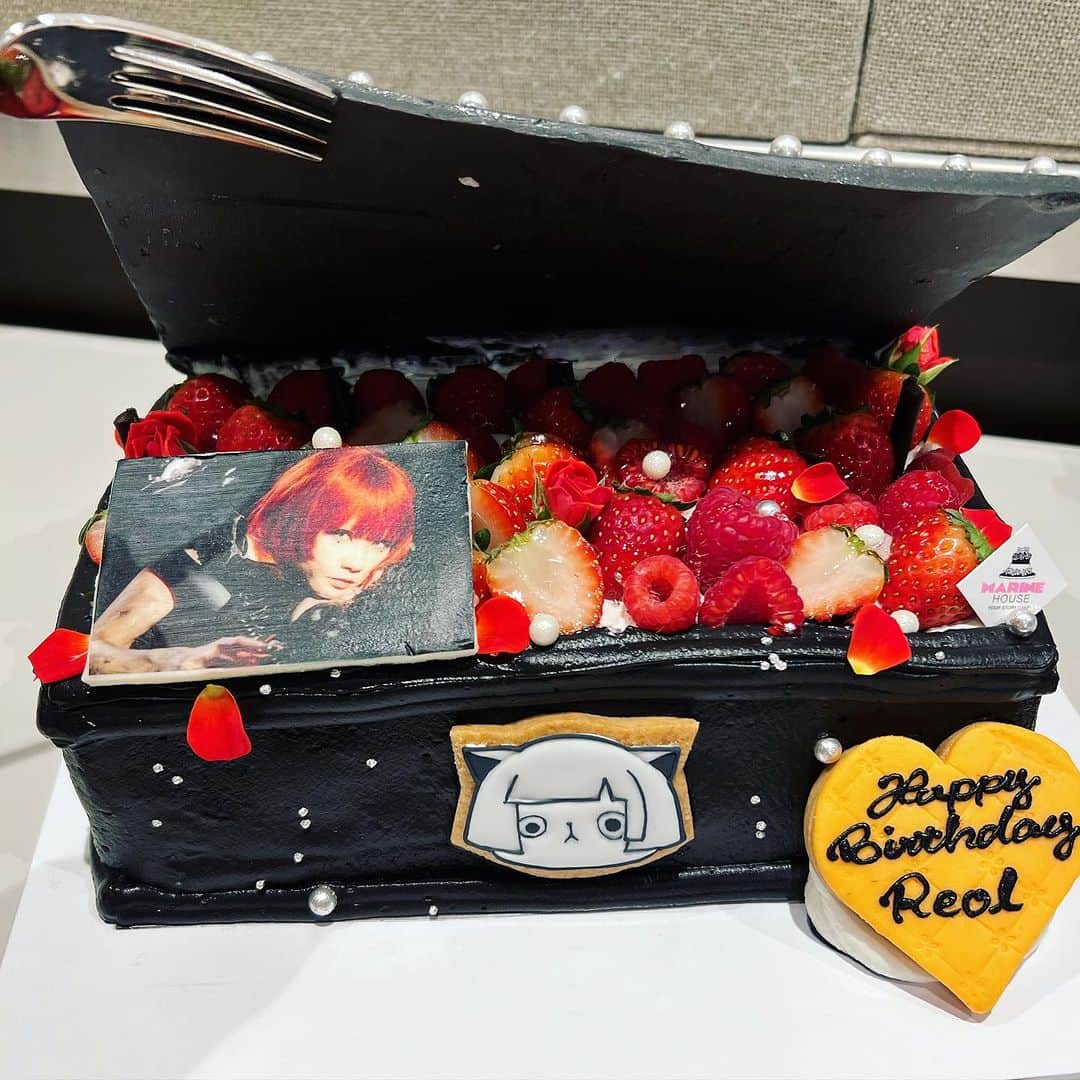 REOLのインスタグラム：「🫠🍰🩷」