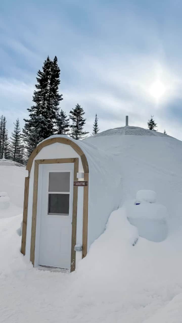 Andreane Chamberlandのインスタグラム：「Winter is coming! Don’t forget to make a reservation at @go_imago ❄️🧊🌌 A magical place where you can enjoy a ton of activities like snowmobiling, snowshoeing, cross-country skiing, and skiing/snowboarding. And there’s a VERY GOOD restaurant located right on the site. You can also admire the stars and the northern lights.」