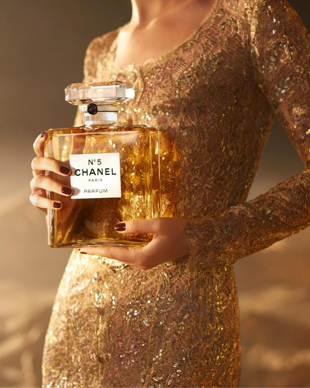 シャネルのインスタグラム：「N°5 Parfum, the epitome of femininity The most precious interpretation of N°5, composed of exceptional raw materials. Discover its floral-aldehydic bouquet in a small 15 ml bottle, which makes the perfect gift, as well as a magnificent 900 ml bottle that is available exclusively on a made-to-order basis.     @marioncotillard   #N5 #CHANELFragrance #GiveWonderGiveCHANEL」