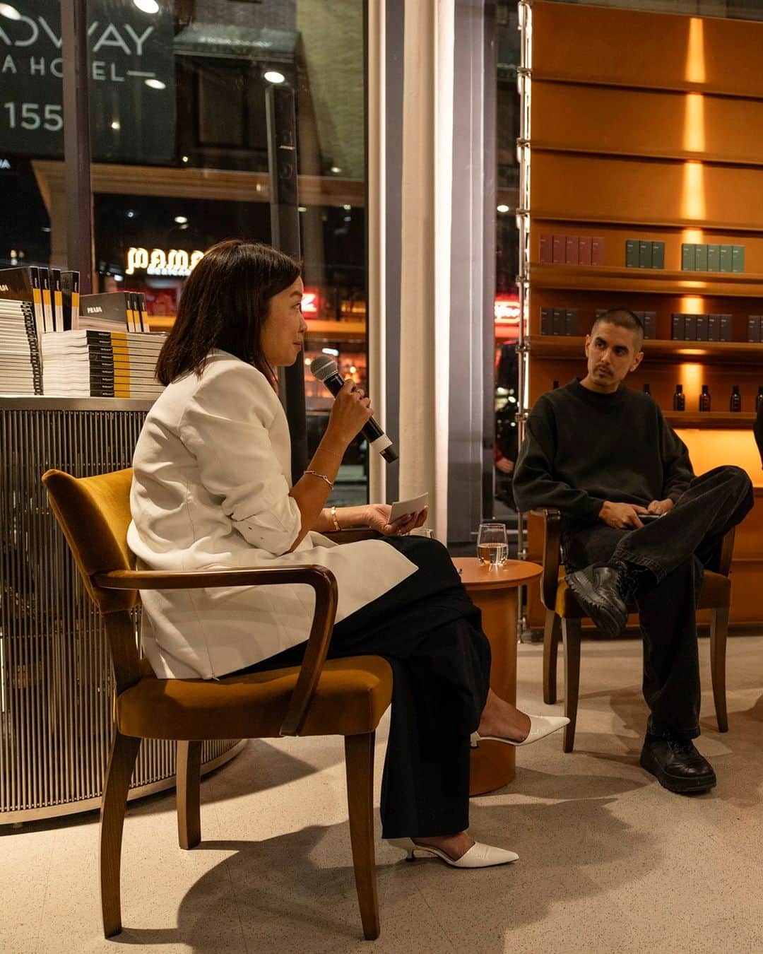 Wallpaperさんのインスタグラム写真 - (WallpaperInstagram)「To celebrate the recently opened @Aesopskincare New York store, Wallpaper* hosted a panel discussion led by our US editor Pei-Ru Keh alongside architects Cyril Marsollier and Wallo Villacorta of MV-LLC practice.  Situated on the NoMad corner at 1165 Broadway, the store’s design showcases the brand’s powerful yet pared-back design philosophy.   #wallpapermagazine #aesop #aesopskincare  #architecture #interiordesign #retailstore」11月10日 2時25分 - wallpapermag