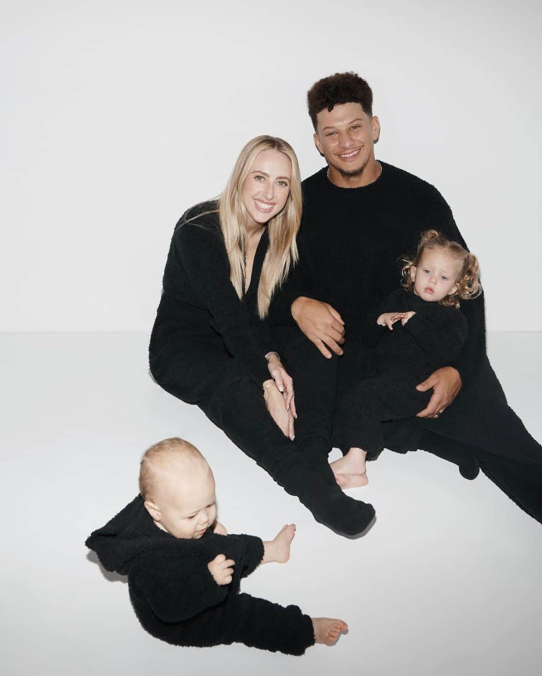 キム・カーダシアンのインスタグラム：「THE HOLIDAY SHOP IS NOW OPEN! The Mahomes Family kick off the festivities in our seasonal Cozy loungewear.  Discover over 15 limited-edition collections the whole family will have on their lists.」