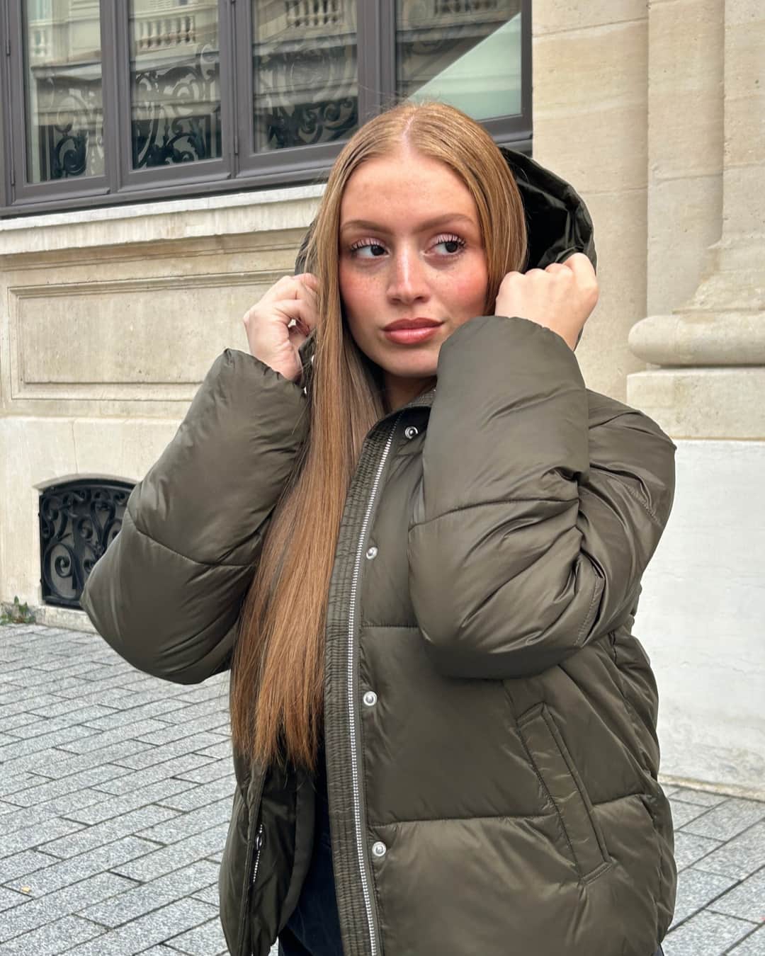 のインスタグラム：「Optez pour le confort de la doudoune courte Maddy, avec son col montant et sa couleur khaki elle est idéale pour cet automne 🤎⁣ - Opt for the comfort of the Maddy short down jacket, with its high collar and khaki color it is ideal for this fall 🤎  #kookai #fashion #FW23#kookaistyle #ootd #outfitinspiration #outfitideas #outfitoftheday #newcollection」