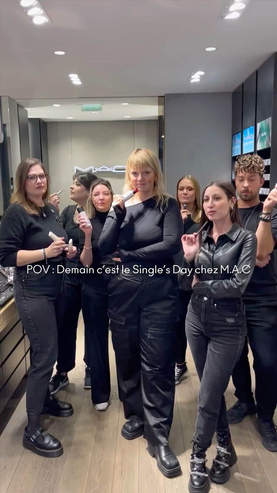 のインスタグラム：「Avez-vous vraiment dit : SINGLE’S DAY ? 🥳  C’est le SEUL moment de l’année où vous pouvez retrouver une sélection de produits avec des remises INÉDITES chez M·A·C et c’est DEMAIN ! 🕺  🤫 Avez-vous hâte d’y participer ?  #MacCosmetics #SinglesDay #MakeUpLovers」
