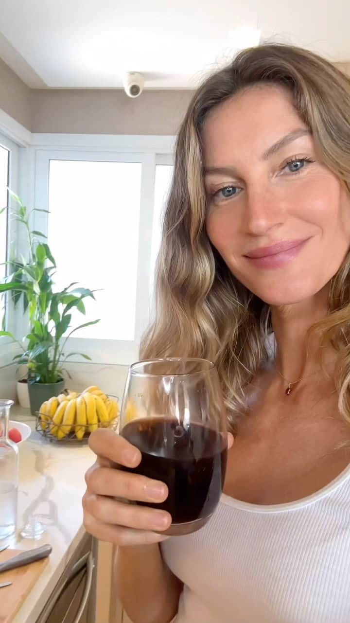 ジゼル・ブンチェンのインスタグラム：「Want a delicious way to boost your immune system? Try this elderberry iced tea recipe!  RECIPE: 🌱Squeeze a lime 💜2 spoons of elderberry syrup ☕Add some ginger tea 🍯Teaspoon of honey 💧Fill the rest with cold water  My favorite elderberry supplements are from @gaiaherbs .It is certified organic and free from artificial flavors. #gaiapartner   Quer uma maneira deliciosa de estimular seu sistema imunológico? Experimente esta receita de chá gelado de sabugueiro!  RECEITA: 🌱Esprema um limão 💜2 colheres de xarope de sabugueiro  ☕️Adicione um pouco de chá de gengibre 🍯 Colher de chá de mel 💧Encha o restante com água fria  Meus suplementos favoritos de sabugueiro são da @gaiaherbs .É orgânico e livre de sabores artificiais.」