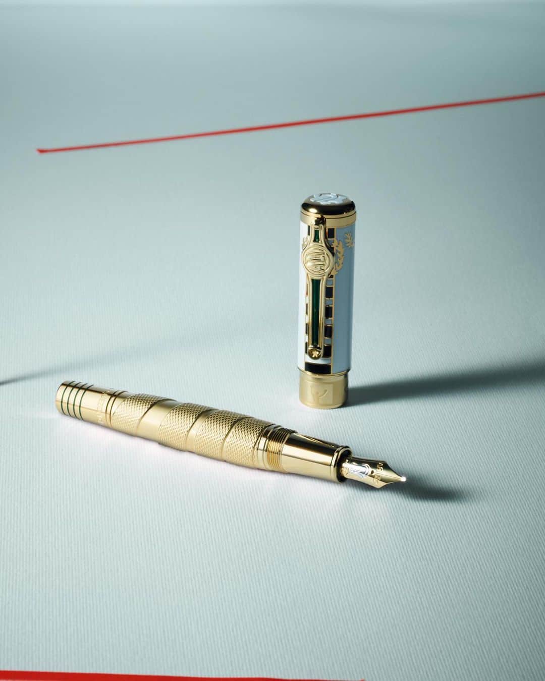 モンブランのインスタグラム：「From his first boxing lessons at 12 years old to heavyweight world champion at 22 to civil rights icon, Muhammad Ali’s life is an inspiration to the world. The Montblanc Great Characters Muhammad Ali Limited Edition 1942 pays homage to this remarkable figure.  While the punching bag-shaped cap boasts a skeletonized clip inspired by the heavyweight world champion belt, the yellow gold-coated cap ring bears the inscription of his victory pose.  #LeaveYourMark #InspireWriting #MontblancGreatCharacters」