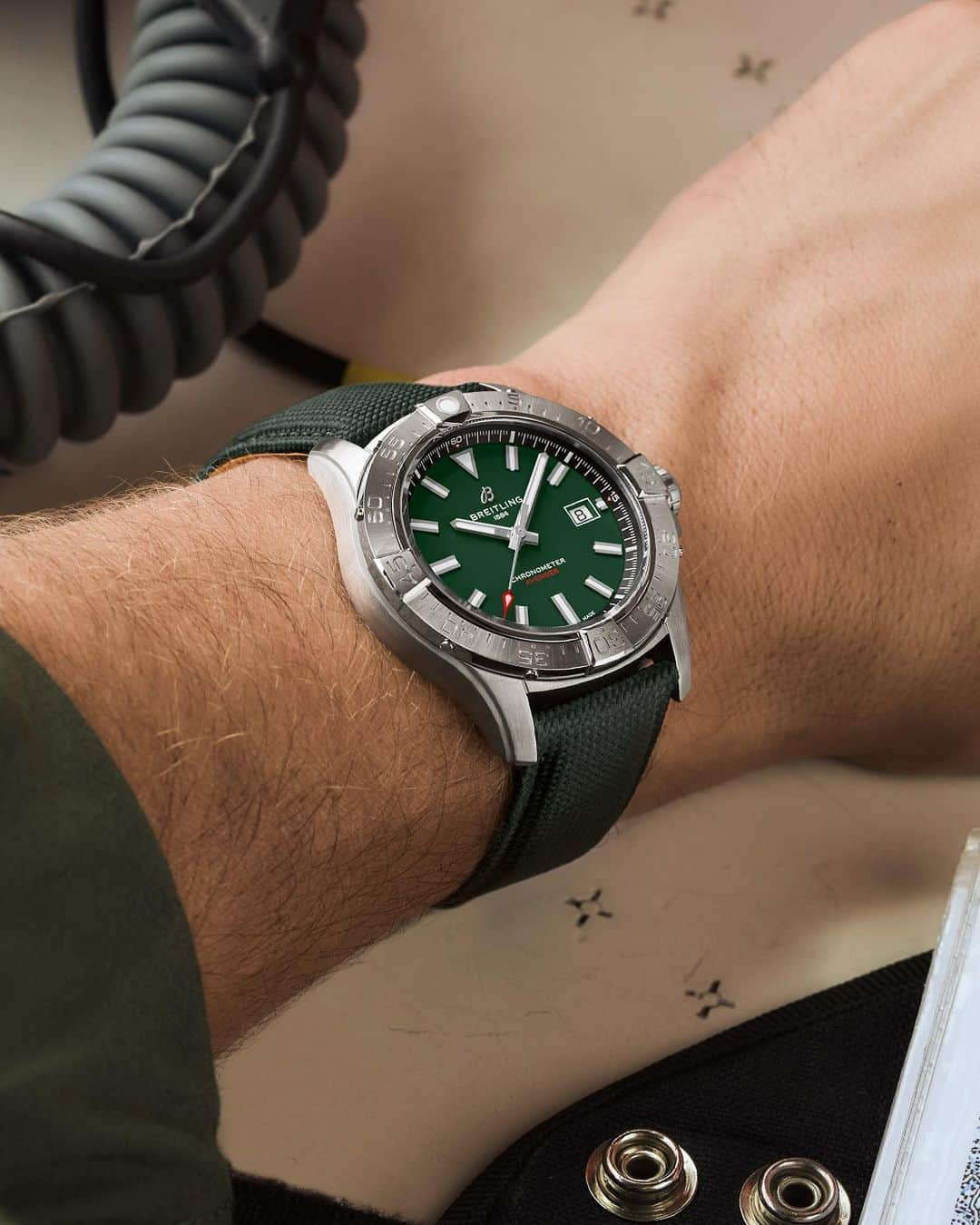 ブライトリングさんのインスタグラム写真 - (ブライトリングInstagram)「Constructed in steel, the new Avenger Automatic 42 comes in a choice of black, blue, or this 🔥 green dial.  #breitling #squadonamission #avenger #watches #pilotwatch #aviation  #greendial #greenwatch」11月10日 2時41分 - breitling