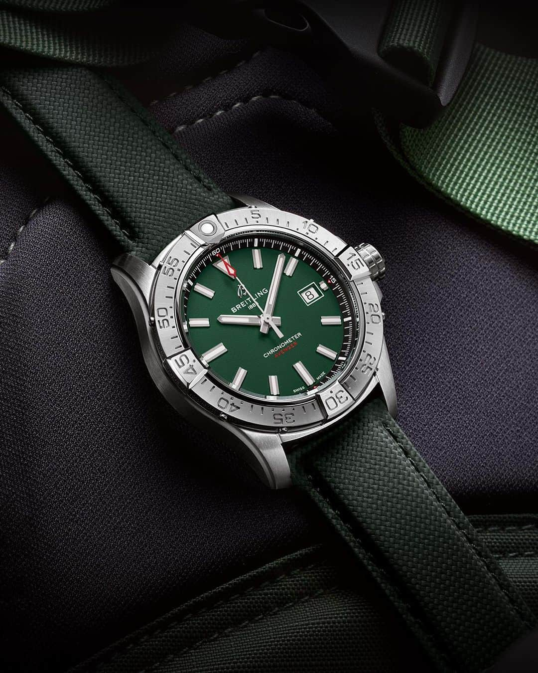 ブライトリングさんのインスタグラム写真 - (ブライトリングInstagram)「Constructed in steel, the new Avenger Automatic 42 comes in a choice of black, blue, or this 🔥 green dial.  #breitling #squadonamission #avenger #watches #pilotwatch #aviation  #greendial #greenwatch」11月10日 2時41分 - breitling