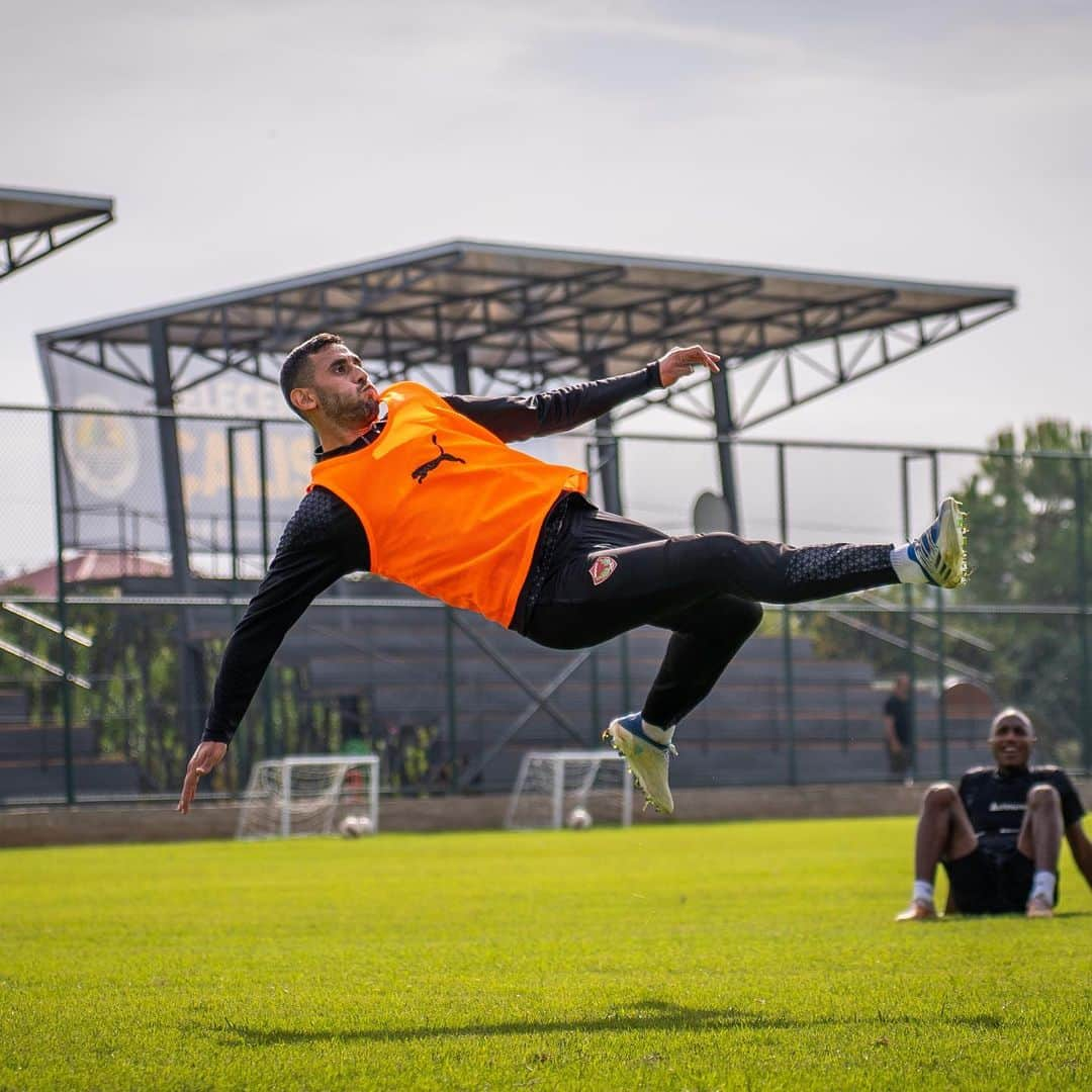 ファウジ・グラムのインスタグラム：「🔥 ⚽️ 😎  #FG」