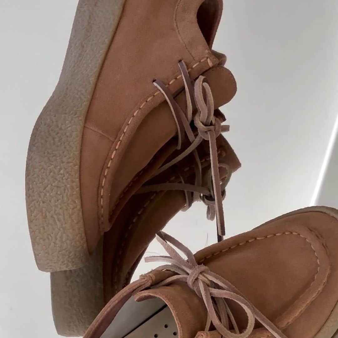 シービーズのインスタグラム：「Word on the street is: You’re loving the Hayward. Head to our story to see how we’re styling our best sellers.   #suedesneakers #platformsneakers #womenssneakers」