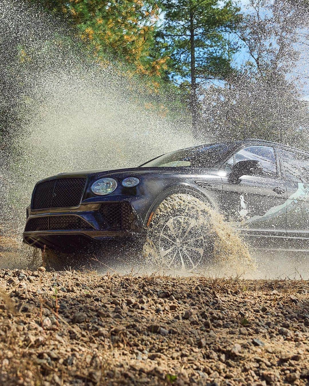 ベントレーのインスタグラム：「Ready for your next adventure? Take a trip to Rhode Island, where unparelled luxury meets inspiring outdoor adventures.  #Bentley #Bentayga _ Bentayga S (V8) WLTP drive cycle: fuel consumption, mpg (l/100km) – Combined 21.7 (13.0). Combined CO₂ Emissions – 294 g/km」