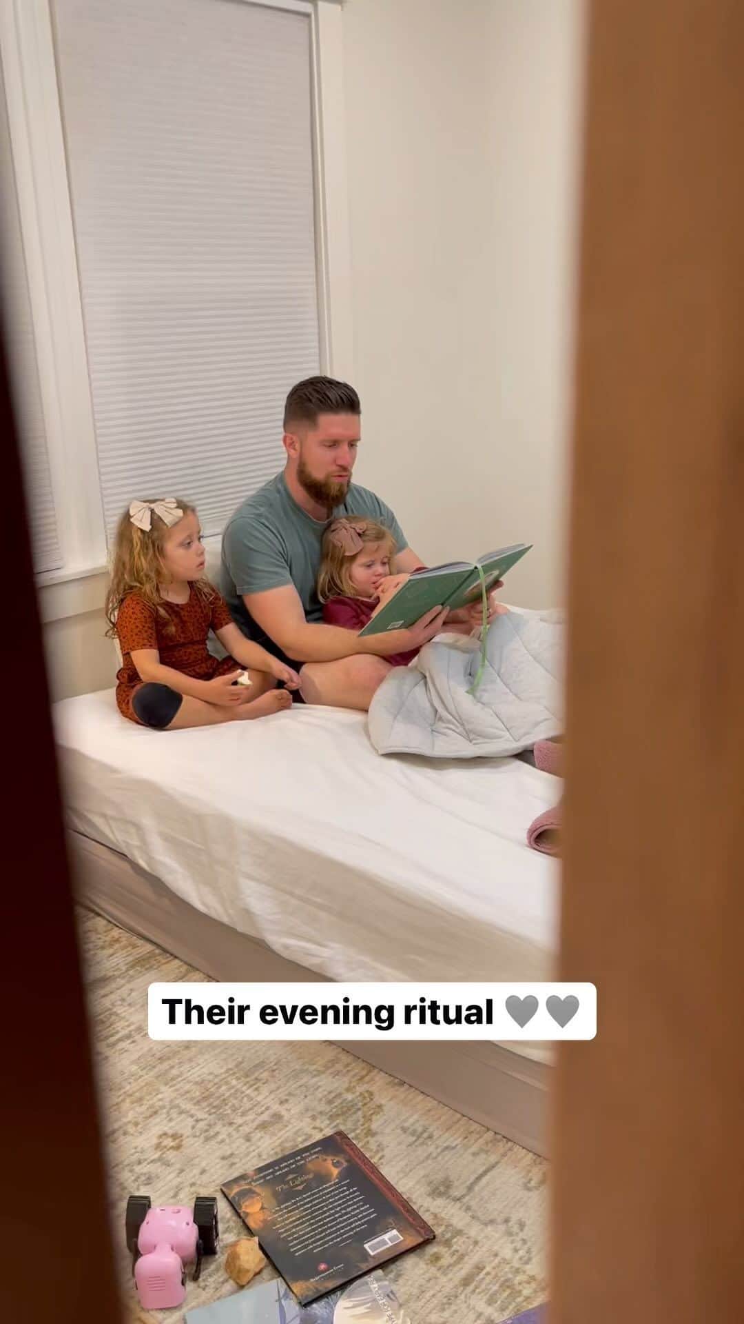 ジェッサ・ダガーのインスタグラム：「Their evening ritual 🤍🤍」