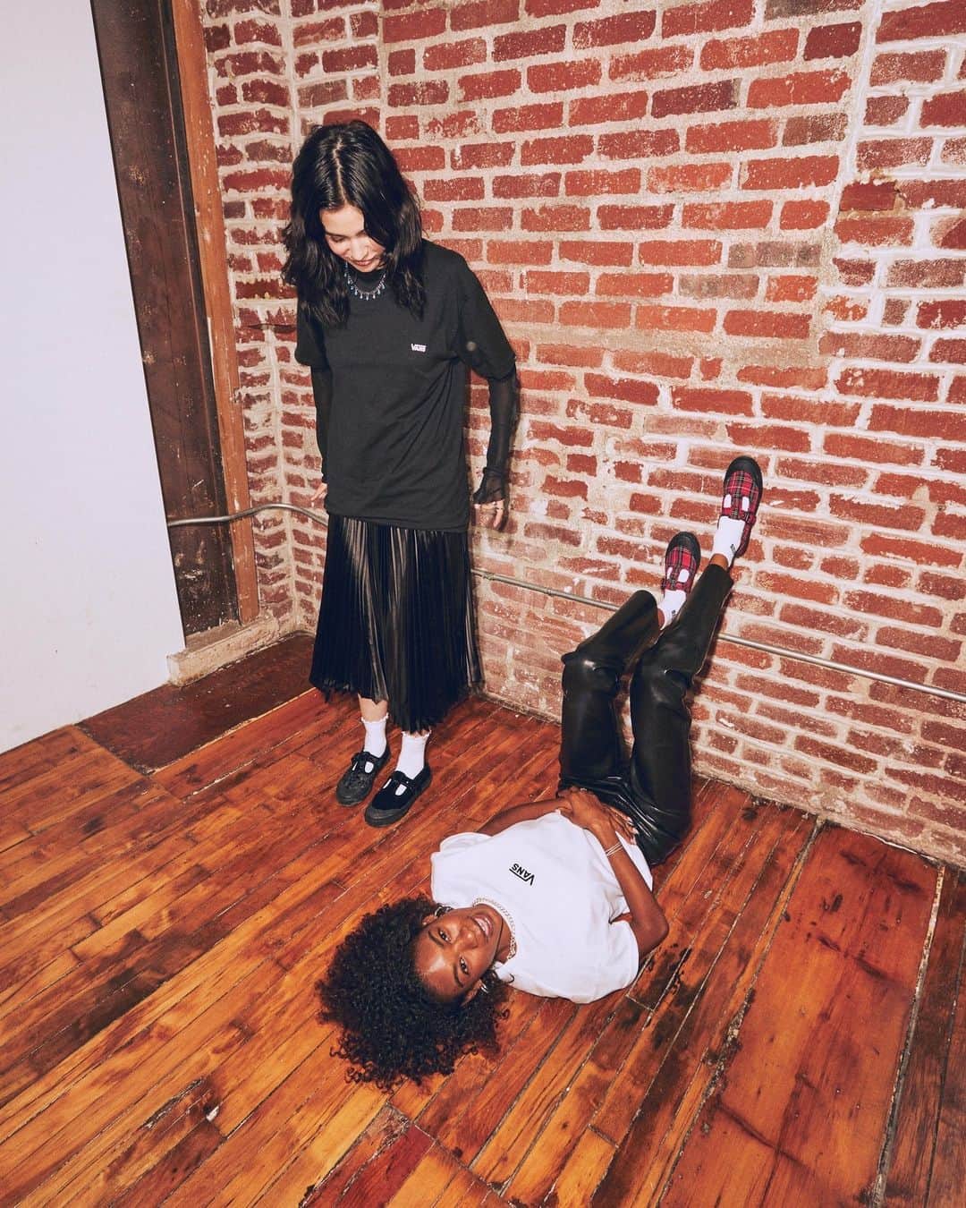 vans girlsのインスタグラム：「Step out in style 93 this season. Shop Crushed Velvet and Plaid Red at the link in bio.」