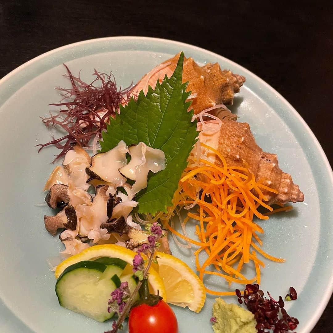 田中香子さんのインスタグラム写真 - (田中香子Instagram)「活あじのお造りは 骨せんべいとなって 余すところなく美味しい😋  今回のはじめましては 甲貝のお刺身🐚 甘くてコリコリ。  おしゃべり女子を無口にさせた 鯛のあら炊き。さすが王様。  美味しいが止まらない。  #ごちそうばんざい  #japanesefeast  #feast #feastagram #kumamotofeast #まうごつうまか #SooLoveKumamoto」11月10日 3時00分 - soo.yt