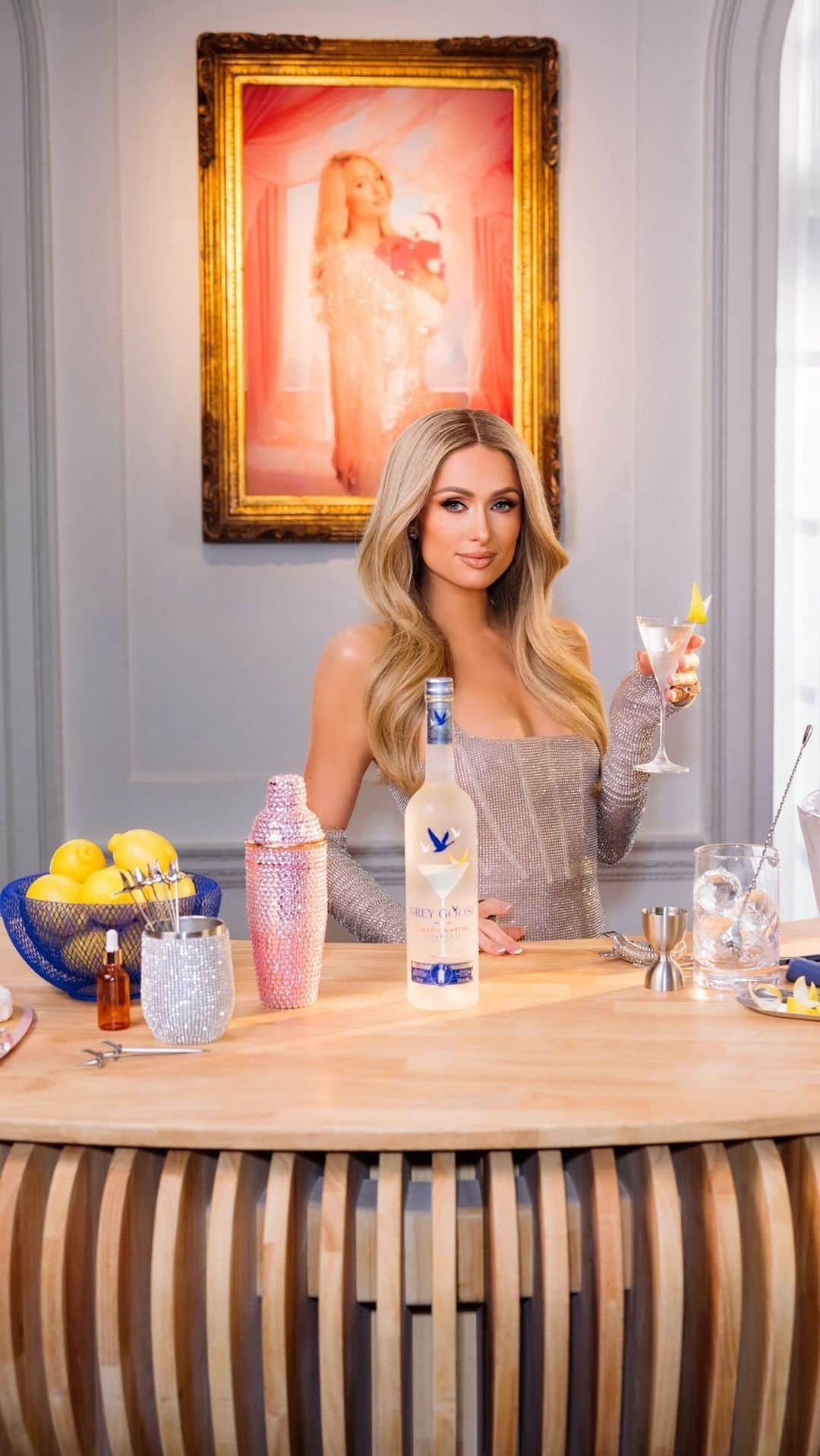 パリス・ヒルトンのインスタグラム：「If you know what’s hot, you also know what’s cool – especially when it comes to ice cold Grey Goose Martini Cocktails. Follow along as we shake, stir, and #sliv our way into bartender-quality cocktails with ease.✨🍸✨」