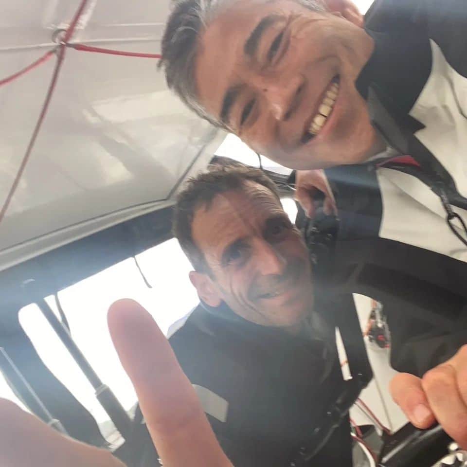 白石康次郎のインスタグラム：「【Transat Jacques Vabre】  🇯🇵トランザットジャックバーブル3日目、細かなトラブル発生！ ウィンチの歯車が壊れてしまい、回らなくなってしまいました。 陸にいる@alexkokumai と相談しながらウィンチ解体と歯車交換作業を行いました。  🇬🇧 Update from the skippers onboard DMG MORI GLOBAL ONE. Small trouble today with the winch pignon breaking but Hajime from the @sailingteamdmgmori is here to assist them on the phone to assit them for the repair.   🇫🇷 News du bord, petit soucis de winch à bord de DMG MORI GLOBAL ONE. Tout est presque sous contrôle après l'assistance technique part téléphone de Hajime.   @sailingteamdmgmori  #dmgmorisailingteam #kojiroshiraishi #白石康次郎 #IMOCA #transatjacquesvabre」