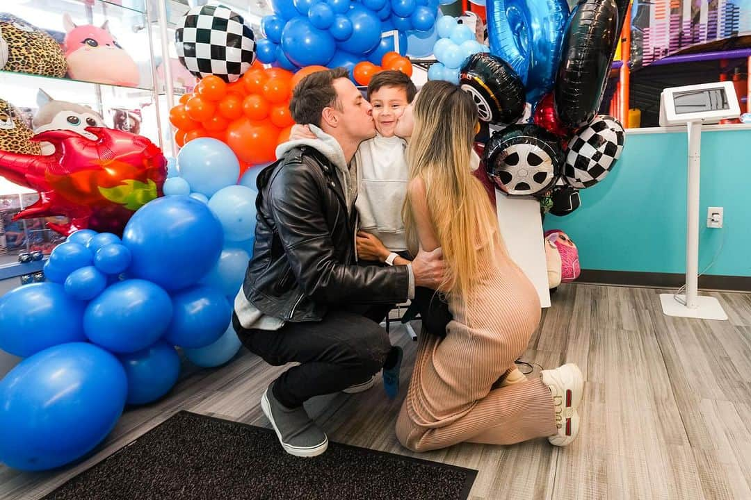 サンティアゴ・アリアスのインスタグラム：「Hijo querido Thiago ❤️  Hoy celebramos 6 años de una aventura maravillosa contigo, nuestro primer gran amor, el niño que nos enseñó la profundidad inmensurable del ser padres. Tu llegada nos transformó, fortaleció nuestros lazos y nos regaló la dicha de ser familia.  Eres nuestro pequeño gran héroe, el hermano mayor perfecto, cuya dulzura y amor no conocen límites, siempre listo con un abrazo cálido y una sonrisa para tus hermanitos. Gracias por ser paciente con nosotros, tus padres primerizos, y por enseñarnos tanto sobre la vida y el amor con cada una de tus risas y tus juegos.  Vemos en ti la chispa de papá en tu espíritu y tu pasión el fútbol, y el físico de mamá. Dios sabía lo que hacía al enviarte a ser nuestro guía en esta hermosa travesía.   Que Dios y sus bendiciones te acompañen hoy y siempre, que sigas creciendo en gracia y alegría. Te amamos más de lo que las palabras pueden expresar y deseamos que cada día tuyo esté lleno de las mismas maravillas y felicidad que nos has brindado desde que naciste.  Feliz cumpleaños, nuestro tesoro. Esperamos que tu día haya sido tan especial como esperabas que fuera ❤️  Con todo el amor que nuestros corazones pueden contener, Tus padres y tus hermanos 🥰」