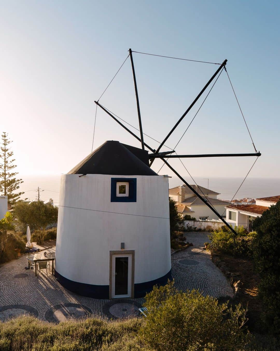 Airbnbさんのインスタグラム写真 - (AirbnbInstagram)「Stretch out in a 500-year-old windmill with ocean views.  🏡 The Rowing Windmill 📍 Ericeira, Portugal」11月10日 2時54分 - airbnb