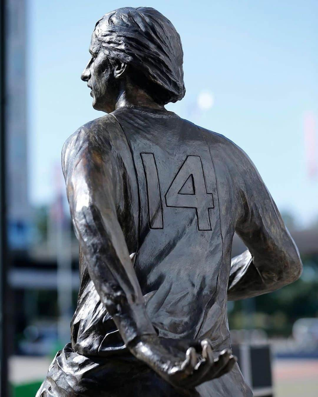 ヨハン・クライフさんのインスタグラム写真 - (ヨハン・クライフInstagram)「🔙 #TBT - 3 years ago in August, Ajax unveiled a Johan Cruyff statue gifted by @afcajax fans outside the @johancruijffarena 🙌  #CruyffLegacy」11月10日 2時54分 - johancruyff