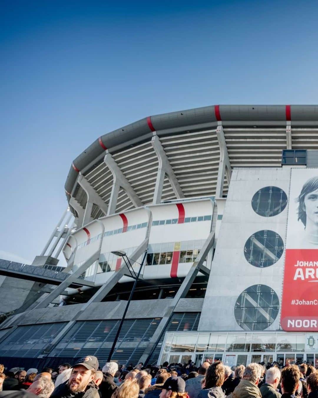 ヨハン・クライフさんのインスタグラム写真 - (ヨハン・クライフInstagram)「🔙 #TBT - 3 years ago in August, Ajax unveiled a Johan Cruyff statue gifted by @afcajax fans outside the @johancruijffarena 🙌  #CruyffLegacy」11月10日 2時54分 - johancruyff