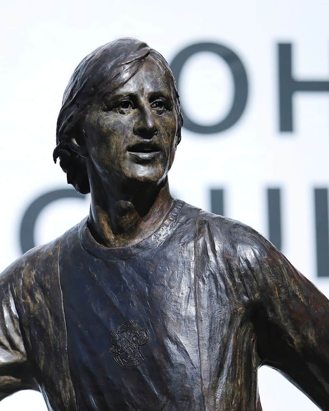ヨハン・クライフのインスタグラム：「🔙 #TBT - 3 years ago in August, Ajax unveiled a Johan Cruyff statue gifted by @afcajax fans outside the @johancruijffarena 🙌  #CruyffLegacy」