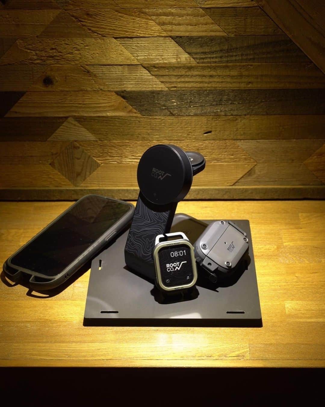 ROOT CO. Designed in HAKONE.のインスタグラム：「. Prototype.  Apple Watch Case 3in1 Charging Station  FIELDSTYLE JAMBOREE 2023にてサンプルを展示いたします。 @fieldstyle_official   OUTDOOR MONSTERのアイテムやROOT CO. STORE & CAFE限定のアイテム等も販売いたします。 ぜひお立ち寄りください。  ブースNo.：426 (MONSTERS MARKETエリア) @outdoormonstersmarket   #prototype #applewatchcase #chargingstation #wirelesscharger #fieldstyle #fieldstylejamboree #rootco #root_co #outdoor #outdoors」