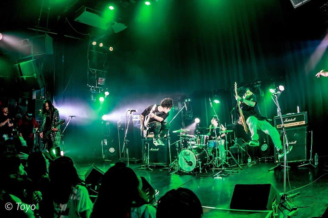 SHiNNOSUKEのインスタグラム：「BUMP ON da STYLE vol.37  photo by Toyo  #rookiezispunkd #stuw #sinobrown #clubasia #live #rockband #jrock #japaneserock」