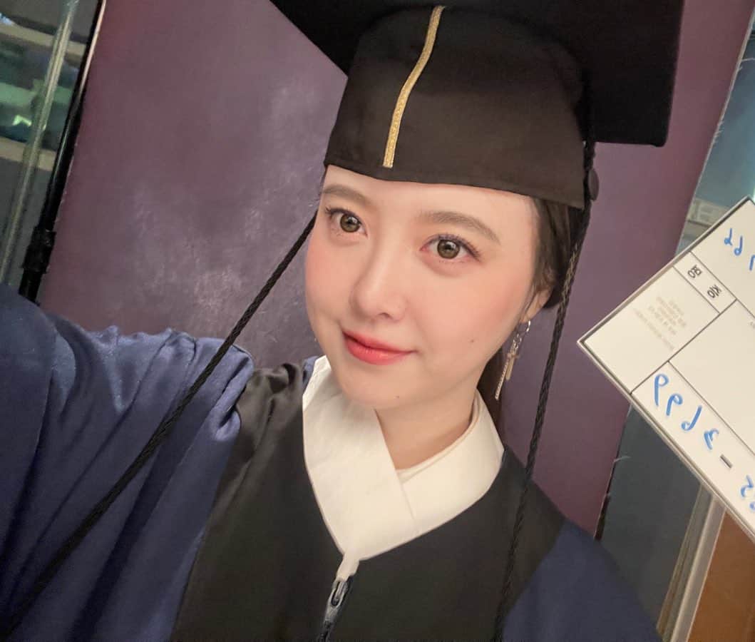 ク・へソンのインスタグラム：「졸업사진 찍고 있어요! ❤️」