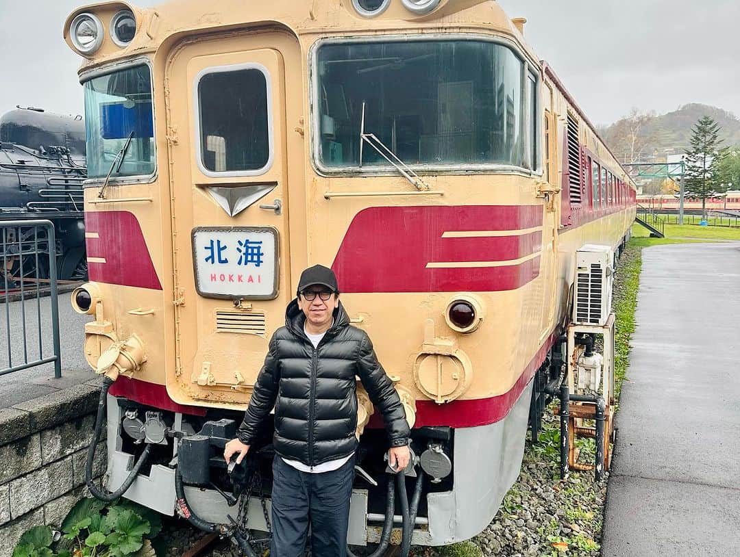 布袋寅泰さんのインスタグラム写真 - (布袋寅泰Instagram)「ホテ散歩@小樽day2。天狗山ロープーウェイに乗ろうと思ったが運転休止。展望台に行って小樽を見下ろす。天気が良ければ紅葉も美しかっただろうな。小樽市総合博物館に行き鉄道の歴史を振り返る。懐かしい鉄道車両の数々に記憶がタイムトリップ。飛行機のない時代には旅の手段は鉄道だけだった。寝台車に乗って東北まで毎年通っていたあの夏休みが懐かしい。こうして街の歴史にふれるのもホテ散歩の大きな楽しみ。今夜は最高のライブを！　#布袋寅泰 #小樽　#天狗山 #小樽市総合博物館 #d51かっこいい」11月10日 12時22分 - hotei_official