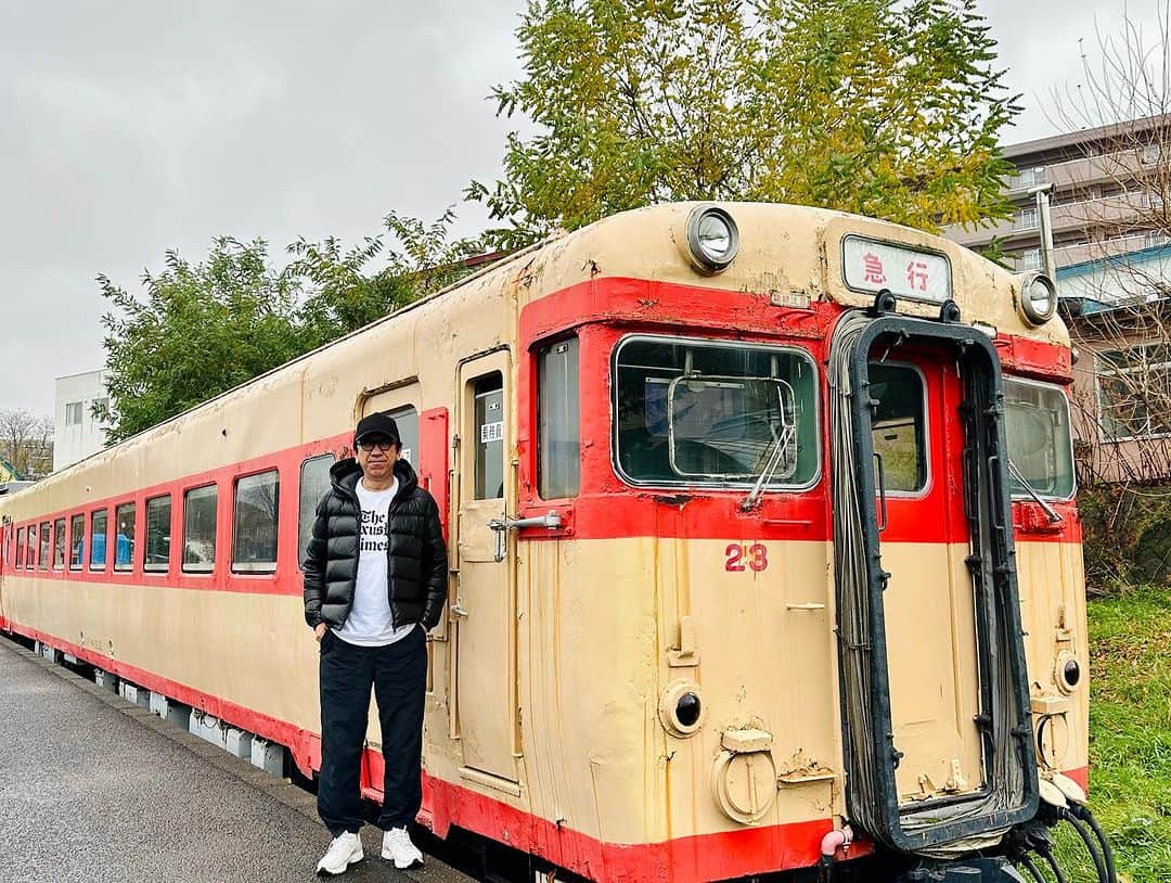 布袋寅泰さんのインスタグラム写真 - (布袋寅泰Instagram)「ホテ散歩@小樽day2。天狗山ロープーウェイに乗ろうと思ったが運転休止。展望台に行って小樽を見下ろす。天気が良ければ紅葉も美しかっただろうな。小樽市総合博物館に行き鉄道の歴史を振り返る。懐かしい鉄道車両の数々に記憶がタイムトリップ。飛行機のない時代には旅の手段は鉄道だけだった。寝台車に乗って東北まで毎年通っていたあの夏休みが懐かしい。こうして街の歴史にふれるのもホテ散歩の大きな楽しみ。今夜は最高のライブを！　#布袋寅泰 #小樽　#天狗山 #小樽市総合博物館 #d51かっこいい」11月10日 12時22分 - hotei_official