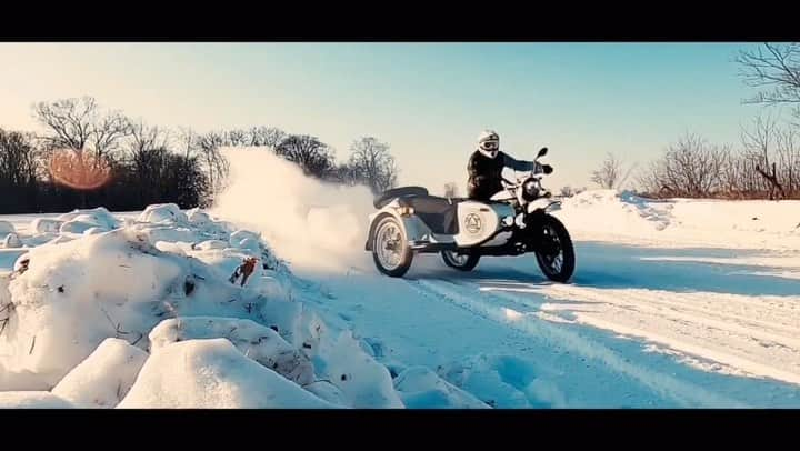 Ural Motorcyclesのインスタグラム：「はい、まだ信じられないかもしれないけど、この時期が近づいてきた！あなたはウラルの冬遊びの準備はもうできてる？ 🎥: ウラル工場のテストライダー　@imz_factory_testing」