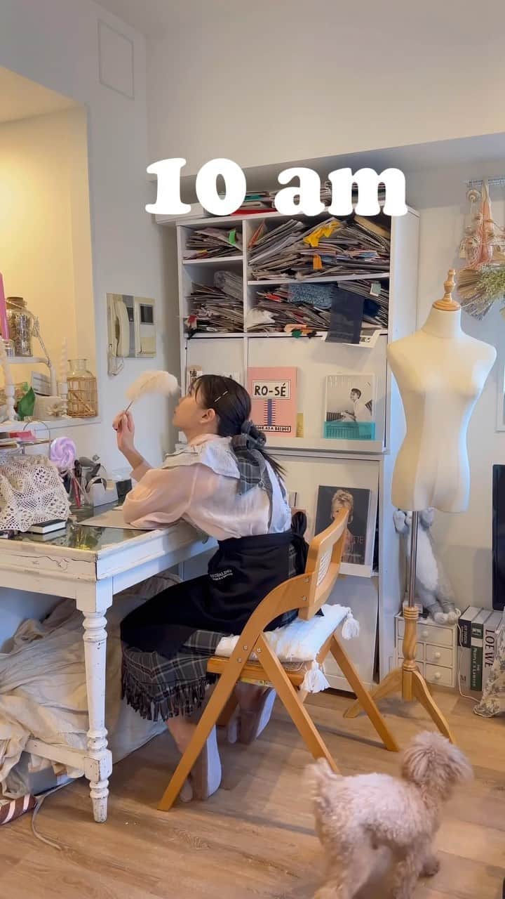 林田沙綾のインスタグラム：「デザイナーの1日🪡 こんな感じです🪡🪡🪡🪡 @miss_me_by_chaling のエプロンつけて いつも仕事に挑んでます🧥  #デザイナー　#ファッション」