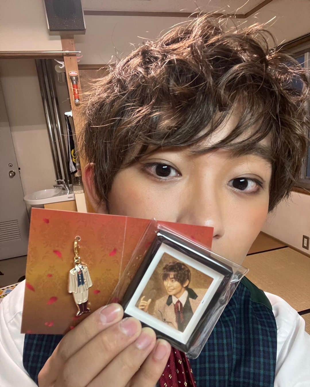 加藤清史郎さんのインスタグラム写真 - (加藤清史郎Instagram)「・ 『LUPIN 〜カリオストロ伯爵夫人の秘密〜』 昨日、初日を迎えることが出来ました。  なんだかグッズも売ってるみたいですよ？ これはイジドールのものですが、 他にもたくさんあります。  買ったら報告下さい、待ってます〜笑  よーし、 今日もパリの街を駆け回るとしますかぁぁぁ！！！！  #lupin #ルパン #カリオストロ伯爵夫人の秘密 #イジドール #イジドールボートルレ#加藤清史郎 #帝国劇場 #帝劇 #御園座 #梅芸 #博多座 #ホクト文化ホール」11月10日 12時24分 - kato_seishiro_official