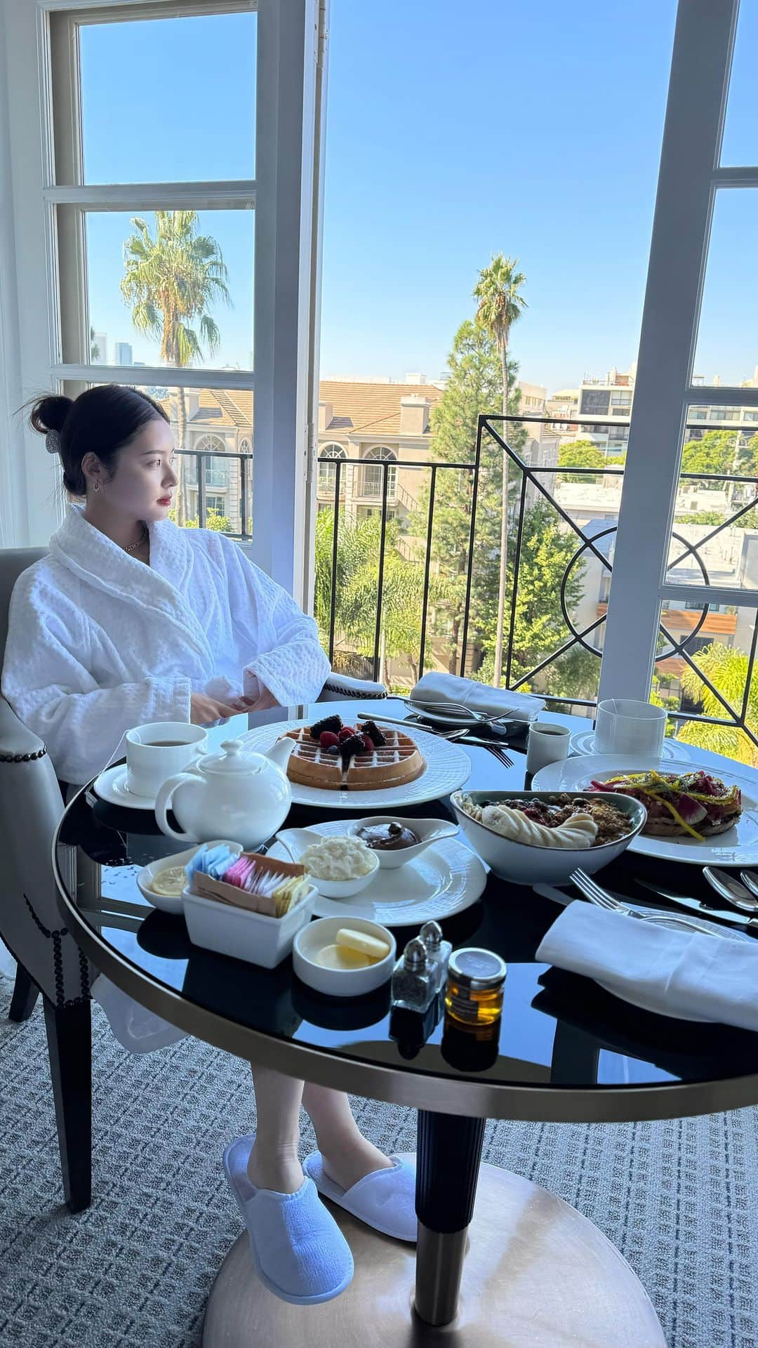 古畑星夏のインスタグラム：「@fslosangeles   素敵な景色を目の前にしての朝食は優雅すぎた🥹🙏 ここのアサイーがめっちゃ美味しくて2日連続食べた笑♡  #la#beverlyhills#fourseasonslosangelesatbeverlyhills#breakfast」