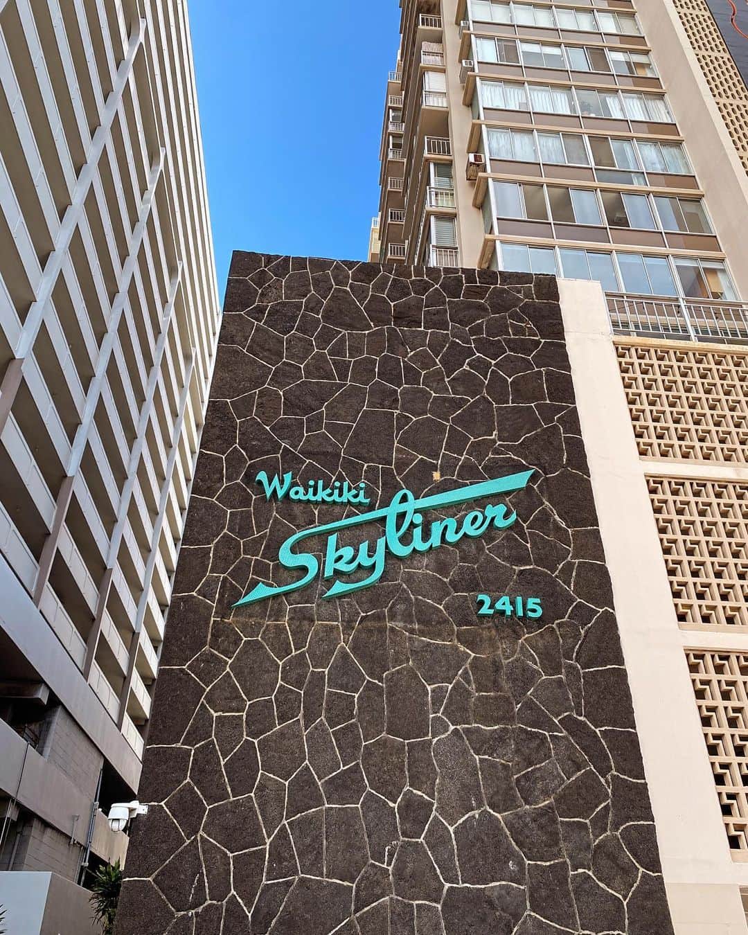 工藤まやのインスタグラム：「MCMロゴ。 ティールという色を知ったのはこの建物のおかげかな。 いつもと少し違う撮影現場ですが、笑いが絶えず楽しい。番組情報はまた追ってお知らせしますね。  #skyliner #midcenturymodern  #waikiki #hawaii #condoliving」