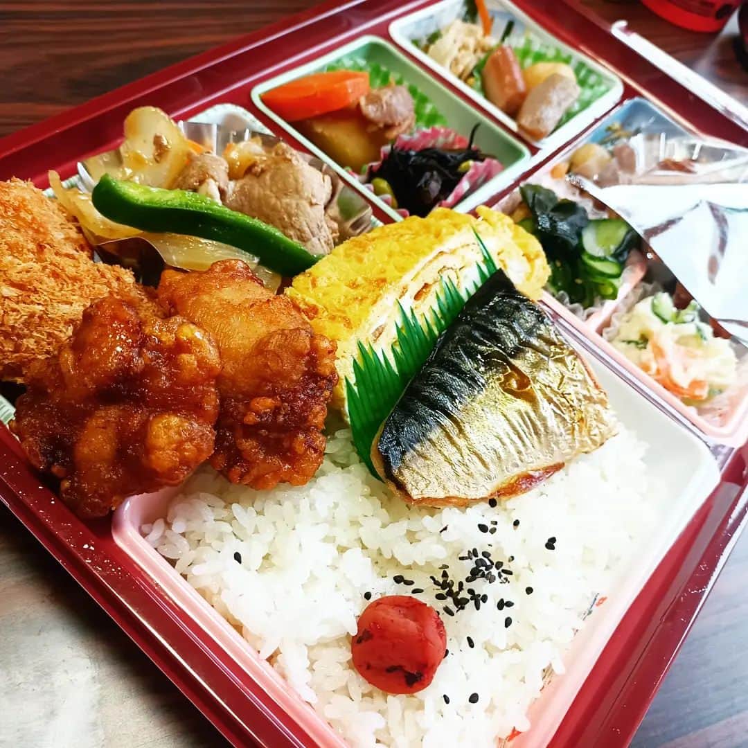 松本隆博さんのインスタグラム写真 - (松本隆博Instagram)「。 本日は、香川県‼️ 高松市立玉藻中学校に来てます(^-^)。 リハーサルでは体育館でバトミントン の授業中でした‪(´•ᴗ• ก )‬՞ ՞。  そしてお昼のお弁当はなんと‼️ 大好きな♥️大好き♥️な クックチャム のお弁当、ほんとここのは全てのおかず が美味しいんだよ‼️‼️‼️‼️‼️‼️ なんせ、、クックチャム本社は、 愛媛県新居浜市だからねー(ﾉ˶>ᗜ​<˵)ﾉ  さ、美味しいお弁当のエネルギーで この後の講演コンサートを頑張る💪  還暦少年 松本隆博」11月10日 12時36分 - takam0210