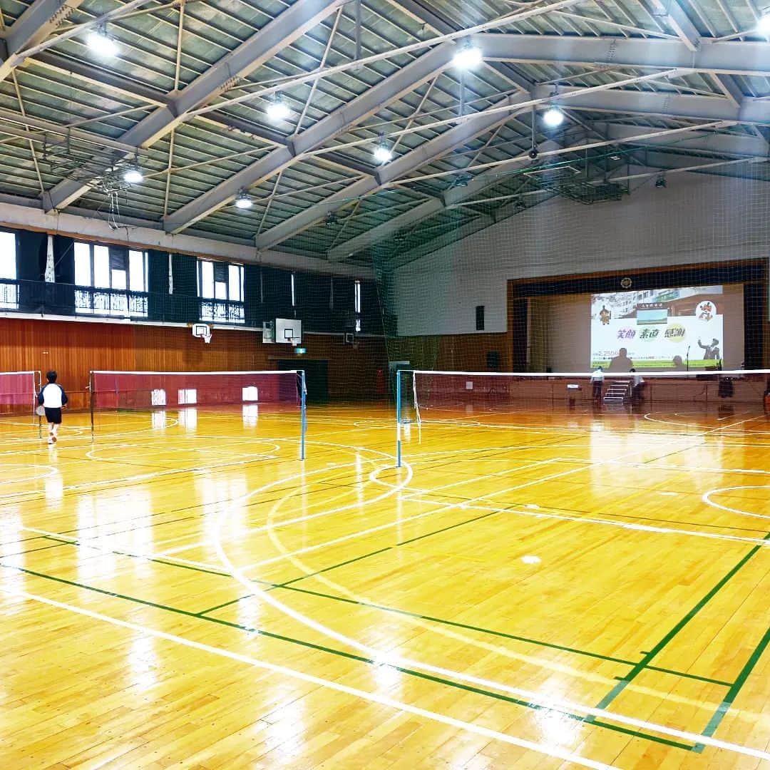 松本隆博のインスタグラム：「。 本日は、香川県‼️ 高松市立玉藻中学校に来てます(^-^)。 リハーサルでは体育館でバトミントン の授業中でした‪(´•ᴗ• ก )‬՞ ՞。  そしてお昼のお弁当はなんと‼️ 大好きな♥️大好き♥️な クックチャム のお弁当、ほんとここのは全てのおかず が美味しいんだよ‼️‼️‼️‼️‼️‼️ なんせ、、クックチャム本社は、 愛媛県新居浜市だからねー(ﾉ˶>ᗜ​<˵)ﾉ  さ、美味しいお弁当のエネルギーで この後の講演コンサートを頑張る💪  還暦少年 松本隆博」