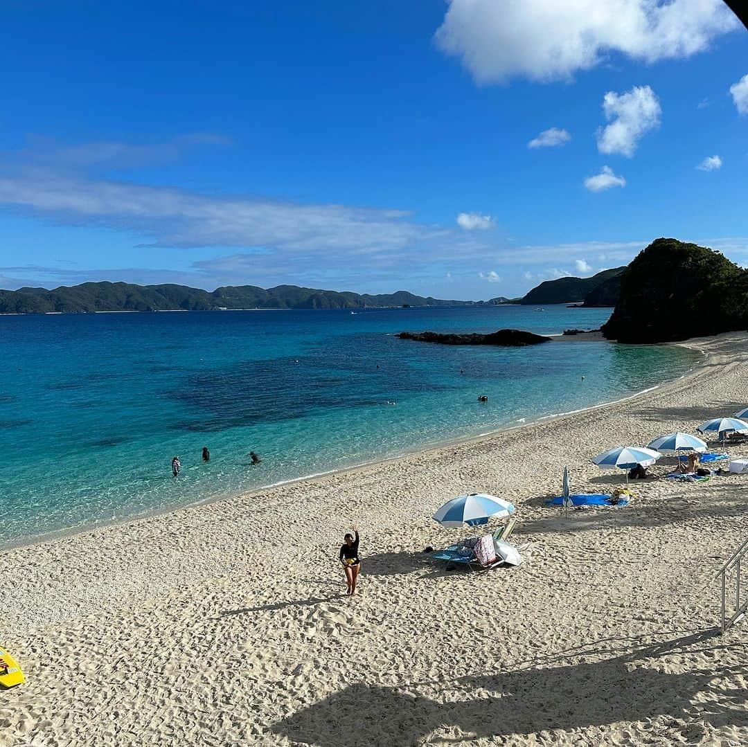 田中律子さんのインスタグラム写真 - (田中律子Instagram)「沖縄、座間味島🏝️  思い出写真アップ⤴️📷  私が19歳から仲良くしてもらってる座間味島のゆきぼー✨（写真1番最後）ゆきぼーとタムは、座間味島の親戚みたいな大好きな友達❤️座間味島から帰るフェリーの見送りにいつも来てくれるから、3人で毎回恒例の写真撮ります📷  ずっと通ってる大好きな座間味島、今は座間味島観光大使もやらせていただいて、めちゃくちゃ嬉しい😍  こんなに最幸な座間味島、まだ行ったことない人は遊びに行ってみてね🤿  #okinawa  #okinawalife  #beachlife  #座間味島 #座間味島観光大使」11月10日 12時29分 - ri2kotanaka