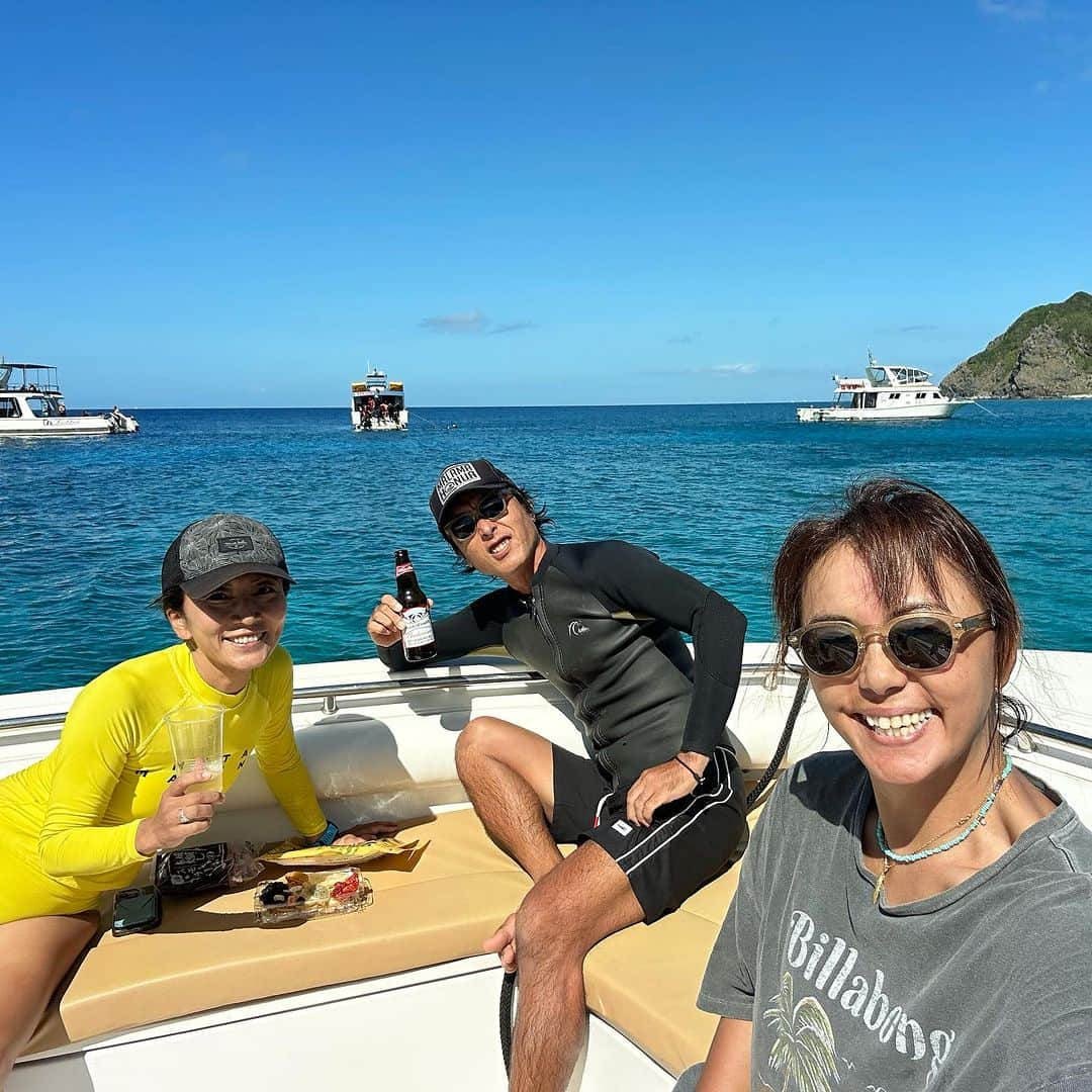 田中律子さんのインスタグラム写真 - (田中律子Instagram)「沖縄、座間味島🏝️  思い出写真アップ⤴️📷  私が19歳から仲良くしてもらってる座間味島のゆきぼー✨（写真1番最後）ゆきぼーとタムは、座間味島の親戚みたいな大好きな友達❤️座間味島から帰るフェリーの見送りにいつも来てくれるから、3人で毎回恒例の写真撮ります📷  ずっと通ってる大好きな座間味島、今は座間味島観光大使もやらせていただいて、めちゃくちゃ嬉しい😍  こんなに最幸な座間味島、まだ行ったことない人は遊びに行ってみてね🤿  #okinawa  #okinawalife  #beachlife  #座間味島 #座間味島観光大使」11月10日 12時29分 - ri2kotanaka