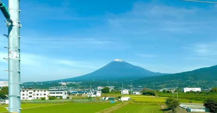 笠井信輔のインスタグラム：「超美しい富士山に出会いました  兵庫県明石で、薬剤師の皆さんの団体「明石薬剤師会」が主催する講演会があったのです  お医者さん、看護師さん達の団体の講演会やセミナーは時々ありますが 薬剤師団体の講演会は初めてのことでした  ただ、私たち血液がんは、基本的に手術や放射線ではなく 抗がん剤を中心とした薬物療法です  つまり、薬にお世話になって、薬剤師さんの皆さんに命を返していただいたと言っても過言ではありません  そんな感謝の意味を込めて お話しさせていただきました  たくさんの方に参加していただいて、サイン会も盛況でした  最後に、薬剤師の皆さんと記念撮影させていただきました  皆さん、これからもお仕事頑張ってください  ありがとうございました」