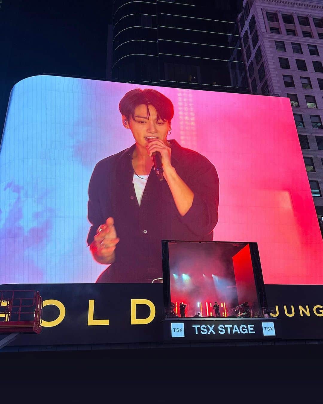 Calvin Kleinさんのインスタグラム写真 - (Calvin KleinInstagram)「A night to remember.​  Jung Kook hits the stage in Times Square, performing songs from his debut solo album “Golden”. A special event presented by Calvin Klein.」11月10日 12時45分 - calvinklein