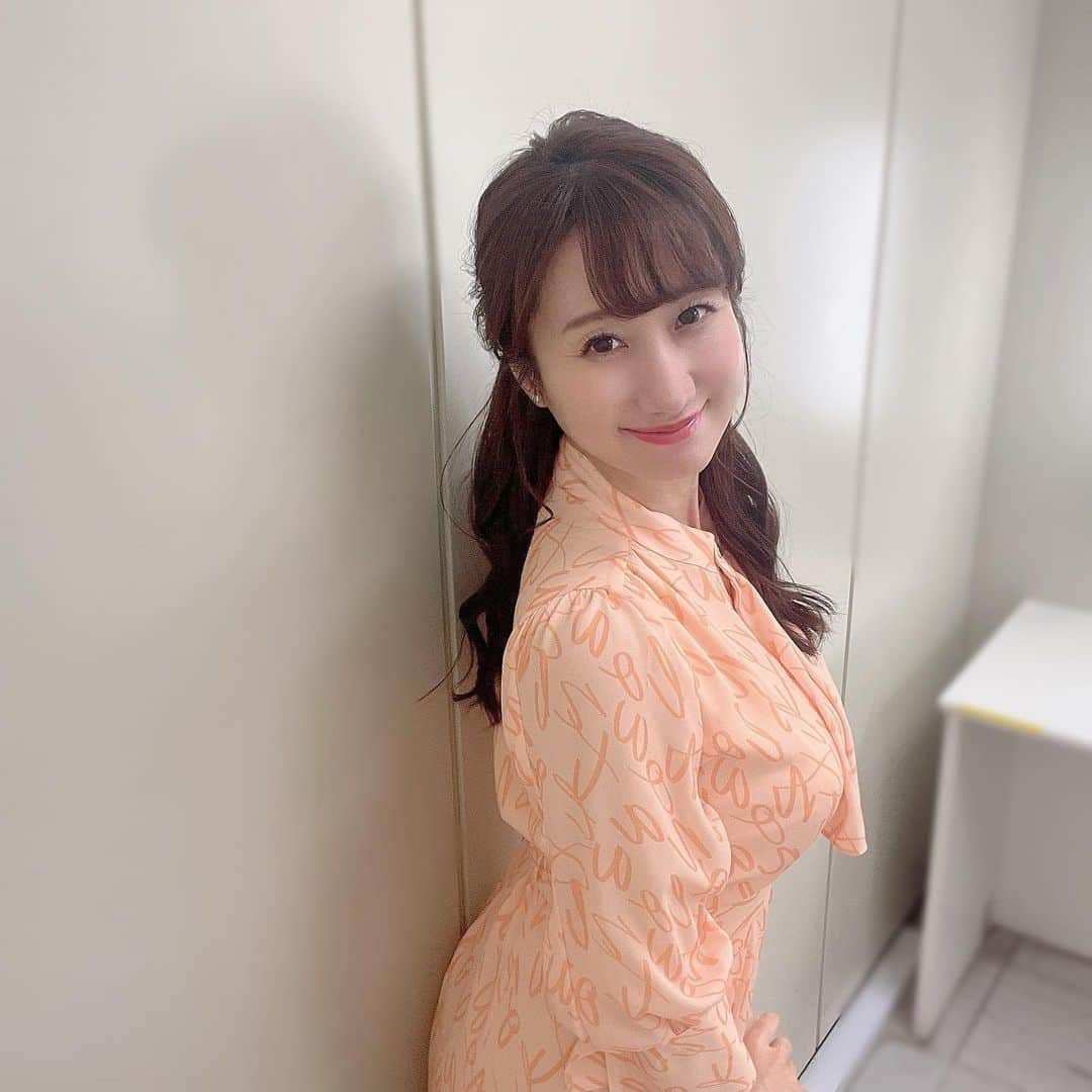 吉井明子さんのインスタグラム写真 - (吉井明子Instagram)「数日前まで夏日☀️と言っていたのが信じられないくらい、この週末は各地に冬が到来❄️🍂  明日は NHK BS4Kにて 午前9時〜午前9時25分 『週刊4Kふるさとだより』 放送です。  よろしくお願いします☺️  #気象予報士 #気象キャスター #weatherforecaster #기상캐스터　#氣象主播 #bs4k #週刊4Kふるさとだより #nらじ #マイあさ #smile #微笑 #미소　#senyum #मुस्कान」11月10日 12時37分 - akiko_yoshii_sunny_rain