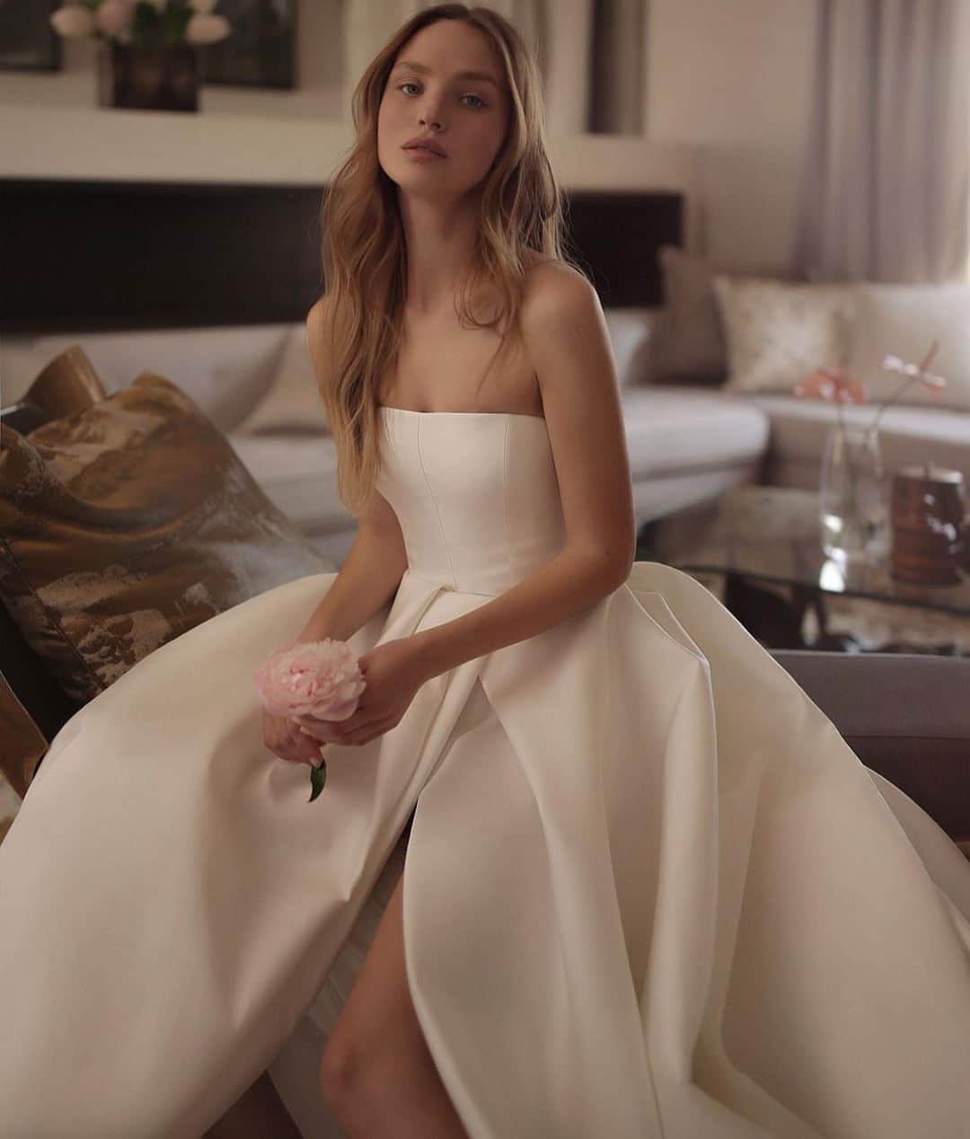 のインスタグラム：「.  NEW IN @soyoobridal_official  FRON @lihihod 🏷️   Meet “GRACE” The very essence of Grace🤍   #소유브라이덜 #lihihod #2024spring #justarrived 🕊️」