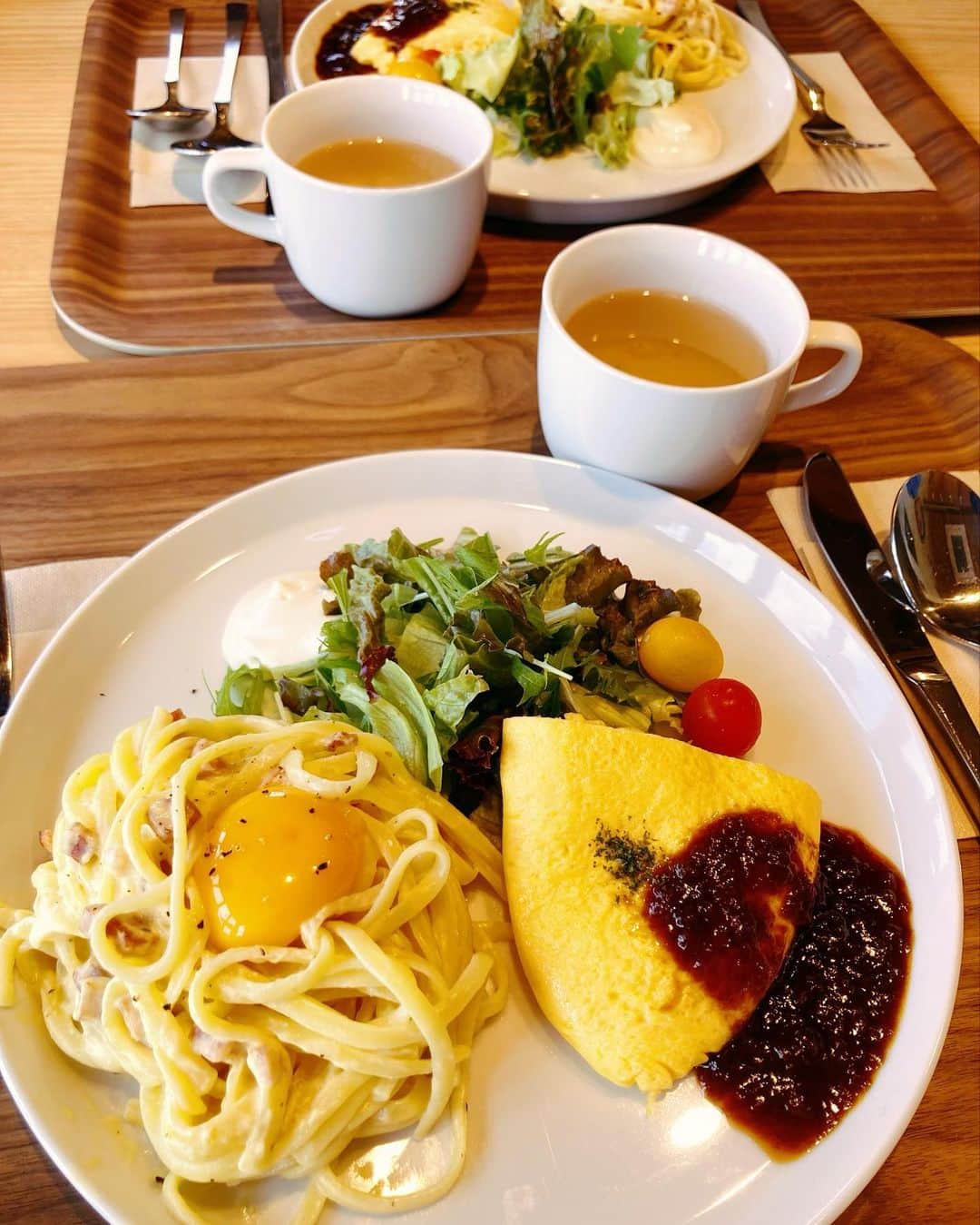 石塚かおりさんのインスタグラム写真 - (石塚かおりInstagram)「#放し飼い卵#カフェ  以前サロンdeかおりにご出演くださった、オークリッチの富樫さん。  鶏舎にお邪魔した時、鶏たちがなんとも伸び伸びとすごしていることと、ほんとに臭いが気にならないことにびっくり。  その放し飼いの卵を使ったお店をやってみたいなあっておっしゃっていたのですが  ついにこの夏オープン。 「海辺のテーブルエッグ」さん。  おじゃましてきました！  看板メニューのほとんどをいただいてきました笑  ディレクターと二人で、あまりのおいしさと、自分たちの食欲に驚き… ほんとに不思議なくらい、あっという間にお腹の中へ。 （お写真3枚目は取材に合わせて2種類を少しすつワンプレートにしていただいたもの）  海を見ながら幸せでした。  今日のサロンdeかおりでご紹介。  #カルボナーラ#オムレツ#プリン#シフォンケーキ #フレンチトースト#絶品#TKG #海の見えるカフェ #卵料理 #サロンdeかおり 11月9日18時オンエア #radiko タイムフリー #新潟放送#朝活#アナウンサー #食いしん坊#ゴルフ女子  #石塚かおり #ポッドキャスト#イシヅカタケヤス #配信日」11月10日 12時40分 - kaori_ishizuka413